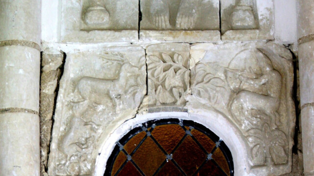 Un détour par la sacristie permet d'apprécier la façade est primitive de l'église, son rare "Christ en majesté" et la chasse au cerf sculptée sur le linteau de l'ouverture