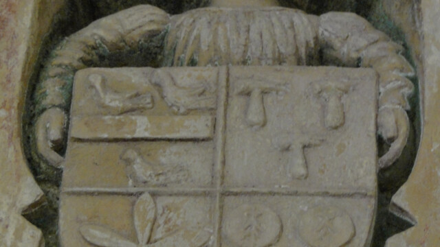 À gauche de l'ouverture de la chapelle Sainte Barbe, un écu porte les blasons des femmes de la famille d'Henri Gambier, seigneur de Savigny à l'époque d'Henri IV